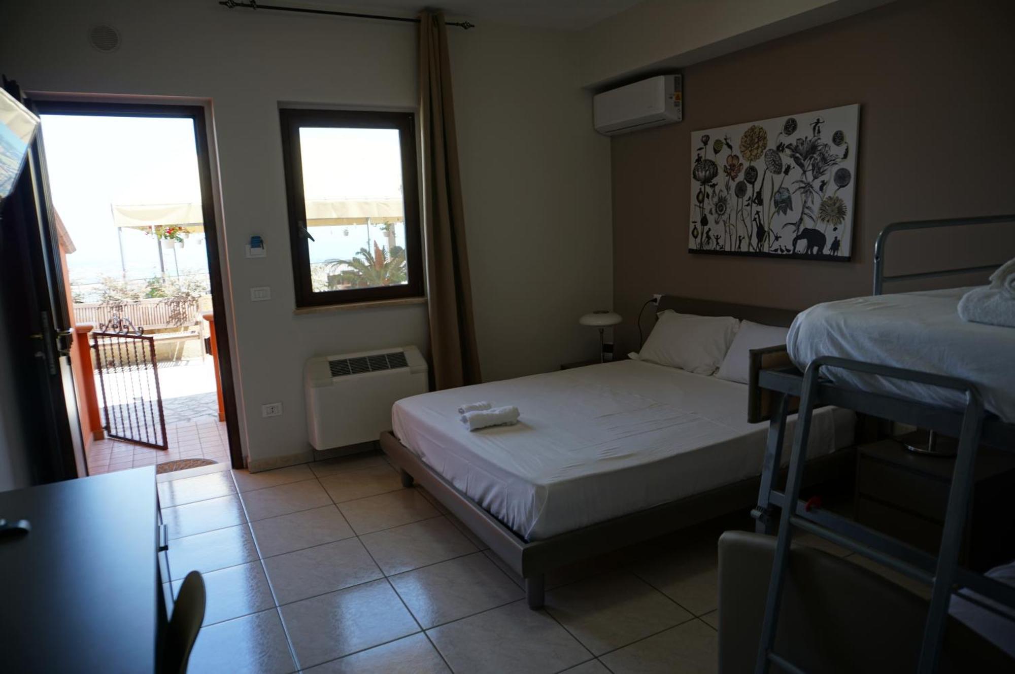 La Terrazza Motta Bed & Breakfast Atri Exterior photo